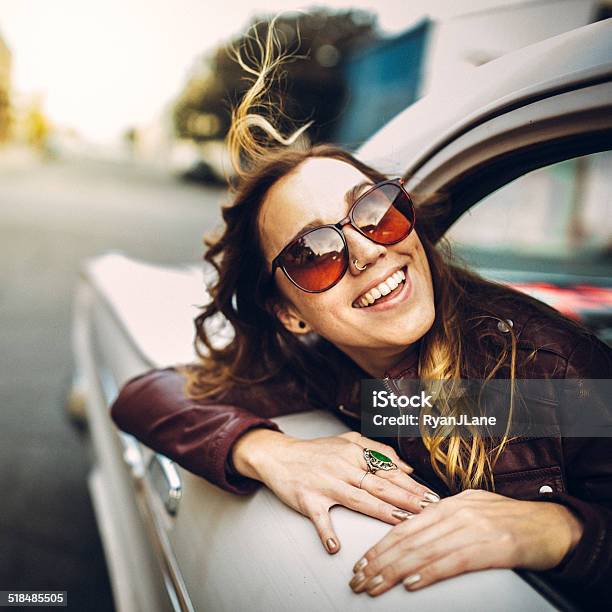 Glückliche Frau In Klassisch Stockfoto und mehr Bilder von Abenteuer - Abenteuer, Attraktive Frau, Auto