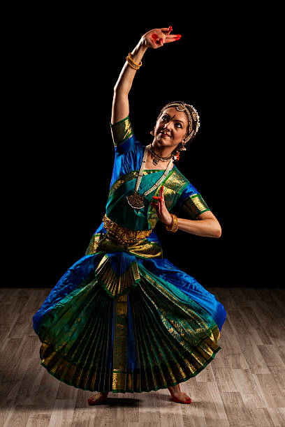 schöne tänzerin des indischen tanzes bharatanatyam auf - bharatanatyam stock-fotos und bilder