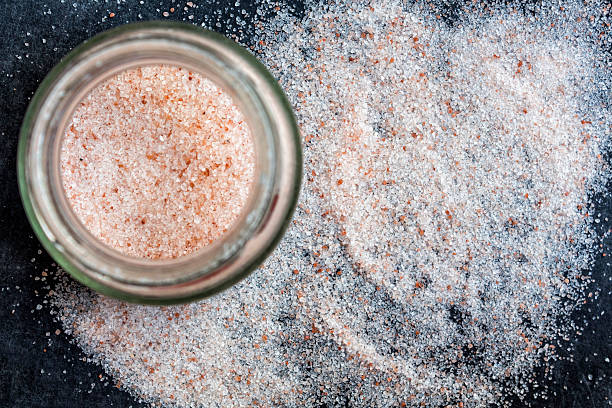 sal del himalaya en un frasco para conservas - salt ingredient rough food fotografías e imágenes de stock