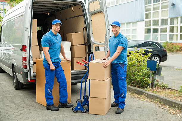 istock Worker With Cardboard Boxes In Front Of Truck 518498532