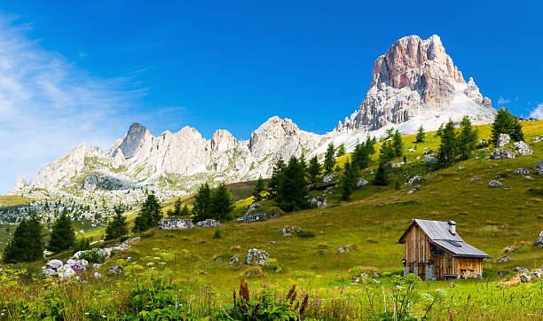 dolomiti италия - cinque torri стоковые фото и изображения