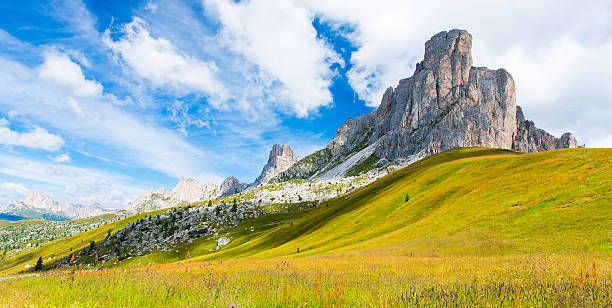 dolomiti ит�алия - cinque torri стоковые фото и изображения