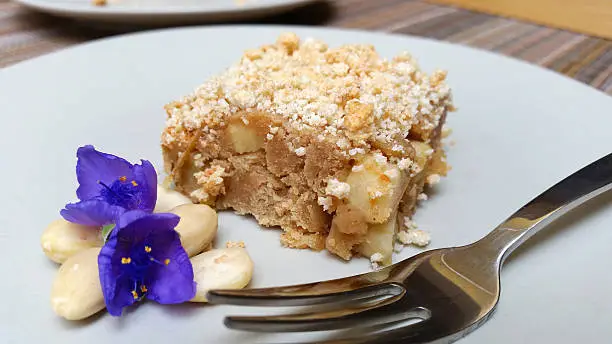 healthy paleo-cake with apple, cinnamon and almonds