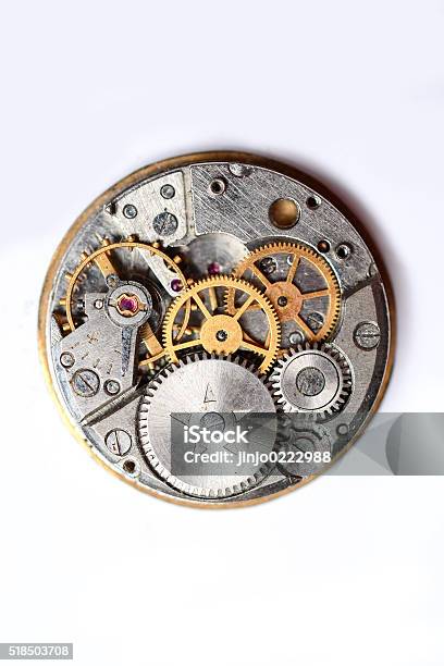 Photo libre de droit de Le Mécanisme De Réveil Sur Un Fond Blanc banque d'images et plus d'images libres de droit de Montre - Montre, Rouage - Mécanisme, Mécanisme horloger