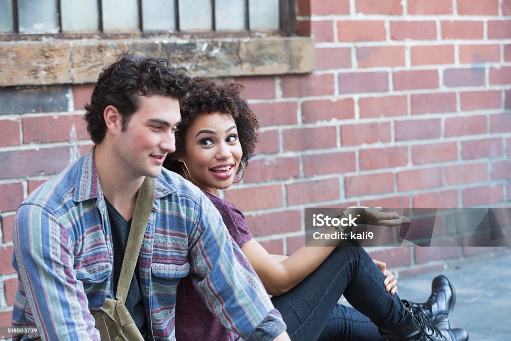 Junge interracial paar sitzen und reden - Lizenzfrei Teenagerpaar Stock-Foto