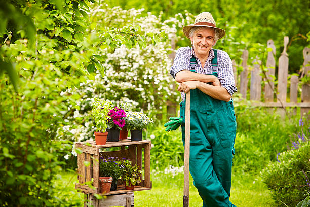 istock Garden gardener spade straw hat Pause 518504036