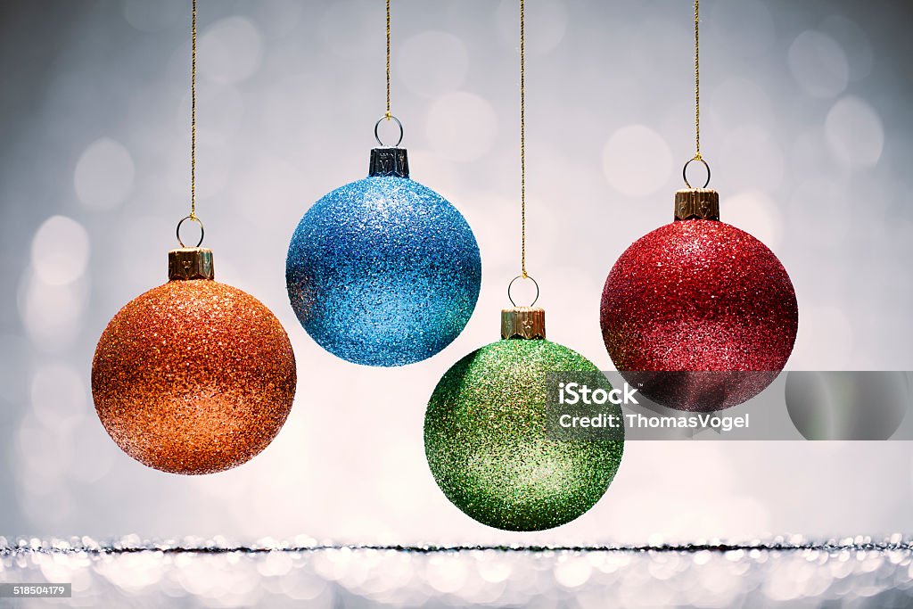 Hängen Weihnachtskugeln-bunten Bokeh Unscharf gestellt Dekoration White - Lizenzfrei Beleuchtet Stock-Foto