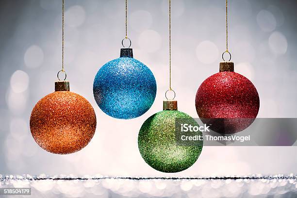 Hängen Weihnachtskugelnbunten Bokeh Unscharf Gestellt Dekoration White Stockfoto und mehr Bilder von Beleuchtet