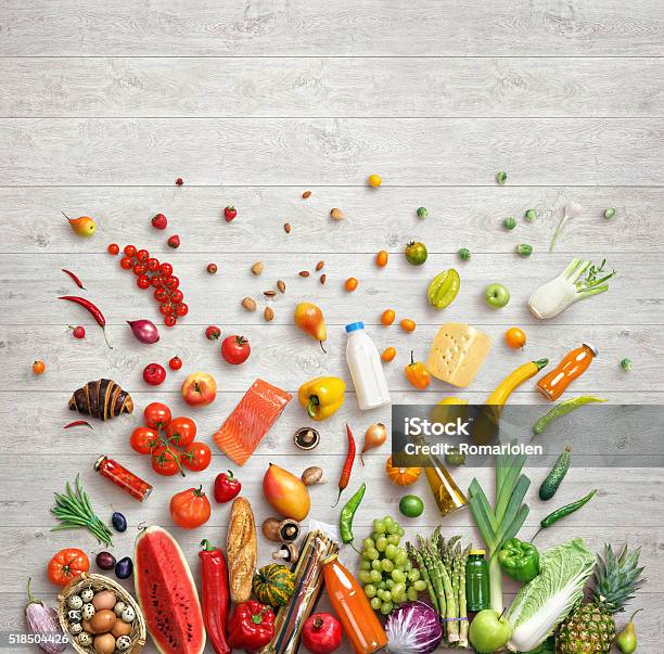Estudio Foto De Diferentes Frutas Y Vegetales Foto de stock y más banco de imágenes de Supermercado - Supermercado, Alimento, Comestibles