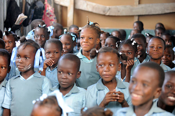 crianças em uma movimentada haitiano sala de aula - haiti - fotografias e filmes do acervo