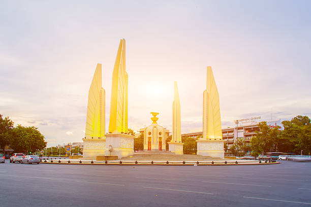 monumento a democracia, bangcoc, tailândia - democracy monument - fotografias e filmes do acervo