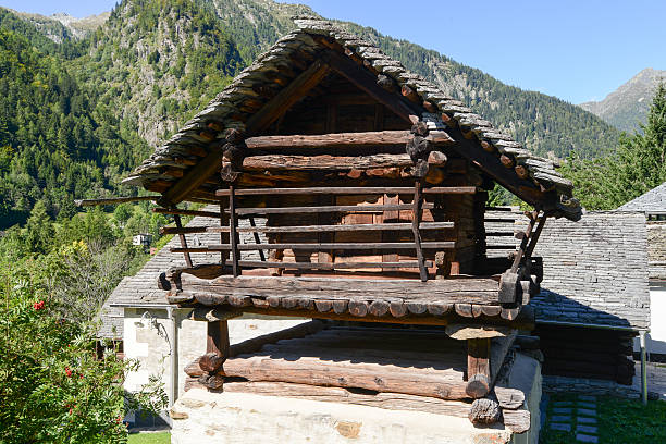 старый barn шале в долине mogno на maggia - mogno стоковые фото и изображения