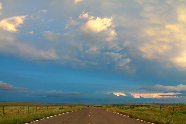 ländliche new mexico road - roswell stock-fotos und bilder