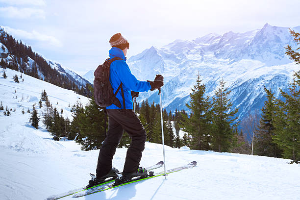 esquiador apreciando a bela vista dos alpes, montanhas perto de chamonix, frança - mont blanc ski slope european alps mountain range - fotografias e filmes do acervo