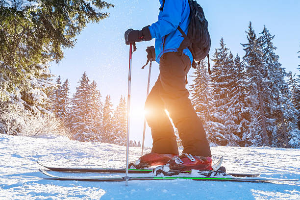 крупным планом на лыжах и обувь на лыжах в лесу - mont blanc ski slope european alps mountain range стоковые фото и изображения