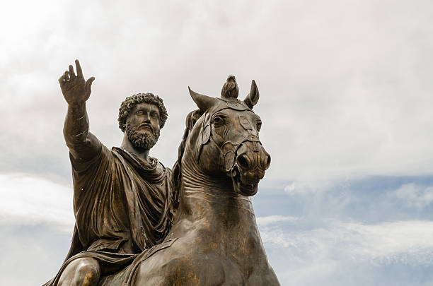 statua di marco aurelio, campidoglio, roma, italia - piazza del campidoglio statue rome animal foto e immagini stock