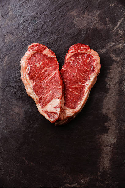 cuore a forma di carne di manzo crudo - meat beef love heart shape foto e immagini stock