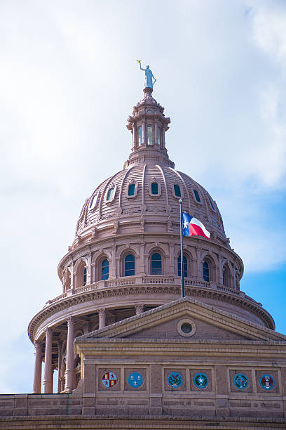 la parte superiore del texas capitol è situato sotto il sole - congress center foto e immagini stock