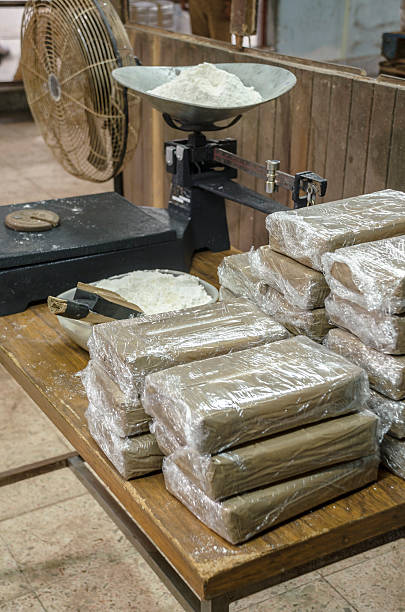 kokaina pakiety - narcotic meth drug abuse laboratory zdjęcia i obrazy z banku zdjęć