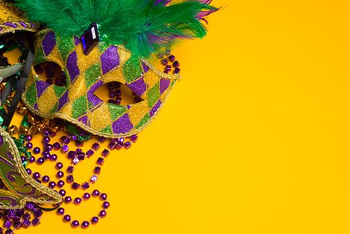 Colorido grupo de Mardi Gras o máscara veneciana sobre amarillo photo