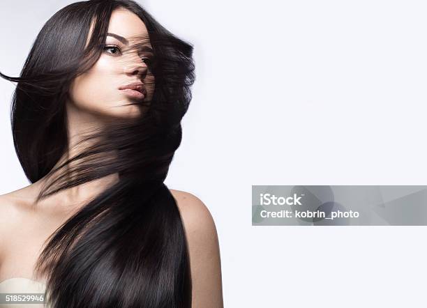 Schöne Brünette Mädchen In Bewegung Mit Einem Perfekt Glatte Haar Stockfoto und mehr Bilder von Menschliches Haar