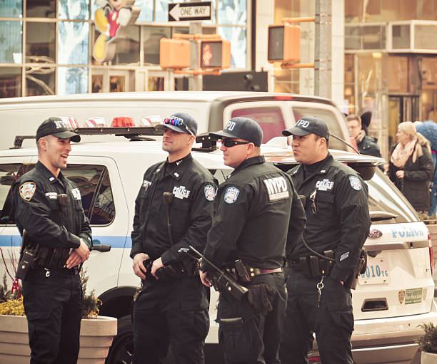 funzionari di polizia di sorvegliare regolarmente in nuovo york città - badge blue crime law foto e immagini stock