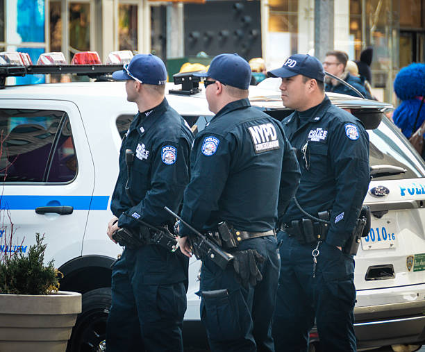 funzionari di polizia di sorvegliare regolarmente in nuovo york città - badge blue crime law foto e immagini stock