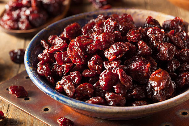 organiczne surowe suchości wiśnie i czereśnie - cherry dry fruit food zdjęcia i obrazy z banku zdjęć