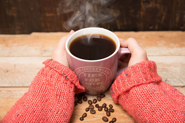 becher kaffee mit kaffeebohnen - coffee bean cafe burlap sack burlap ストックフォトと画像