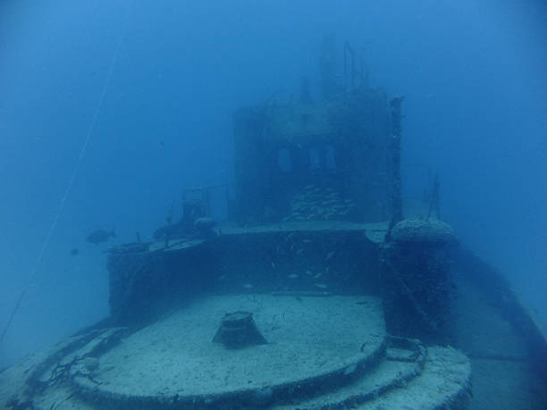 sur un pont d'un navire de sunken - sunken photos et images de collection