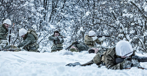 a segunda guerra mundial o exército dos eua de infantaria combater troca de tiros feridos vítimas triagem - butterflies in the stomach (expressão inglesa) - fotografias e filmes do acervo