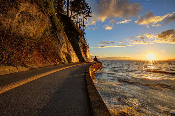 quebra-mar e parede rochosa ao pôr do sol - canadian beach imagens e fotografias de stock