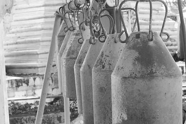 ferro bell num templo tailandês - iron asian culture buddhism buddha imagens e fotografias de stock