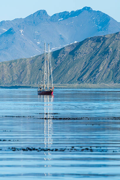 rojo una goleta ocuparse del transporte hacia la bahía hasta las montañas - motoring fotografías e imágenes de stock