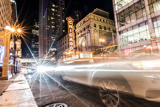 do outro lado da rua do teatro de chicago à noite - chicago at night - fotografias e filmes do acervo