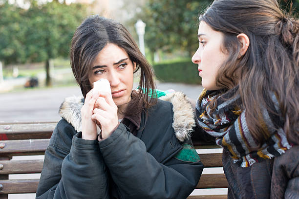 悲しげな女性の頭と友人 conforting 公園のます。 ストックフォト