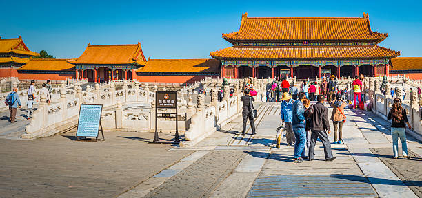 china multitud de turistas que visitan la ciudad prohibida en beijing - zijin cheng fotografías e imágenes de stock