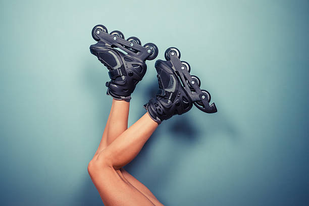 gambe di donna con rollerblades - pattinaggio in linea foto e immagini stock