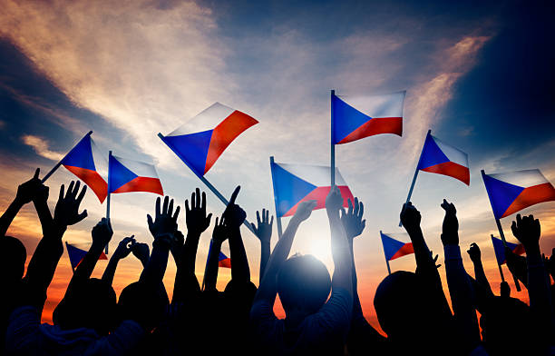 silhuetas de pessoas segurando bandeira da república tcheca - czech republic czech flag flag national flag - fotografias e filmes do acervo