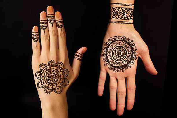 mano con mehendi sobre fondo negro - tribal music fotografías e imágenes de stock