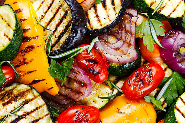 verduras a la parrilla. sobre fondo oscuro de corte - cocido a la parrilla fotografías e imágenes de stock