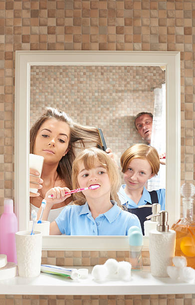 baño mañana privacidad - little girls women red bathroom fotografías e imágenes de stock