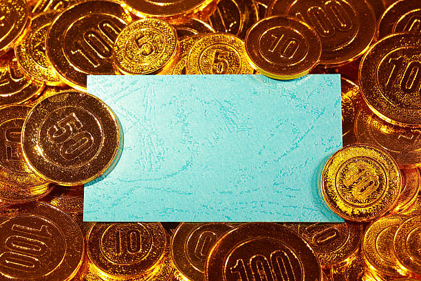 azul papel kraft postal em moedas de ouro velho - capital letter flash imagens e fotografias de stock