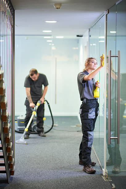 limpieza de oficinas - cleaning window window washer built structure fotografías e imágenes de stock