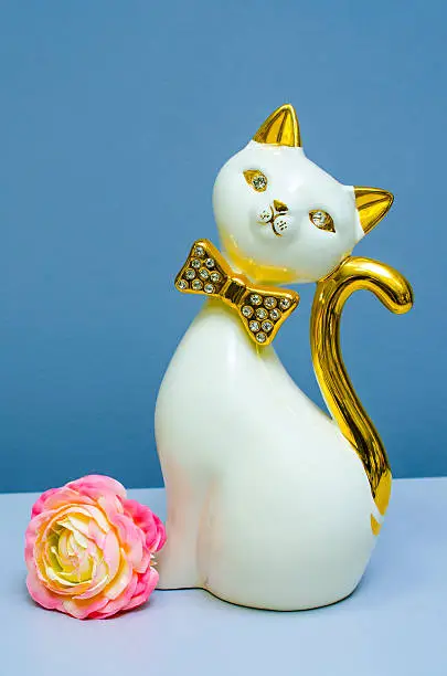 Photo of statue of cat and flower