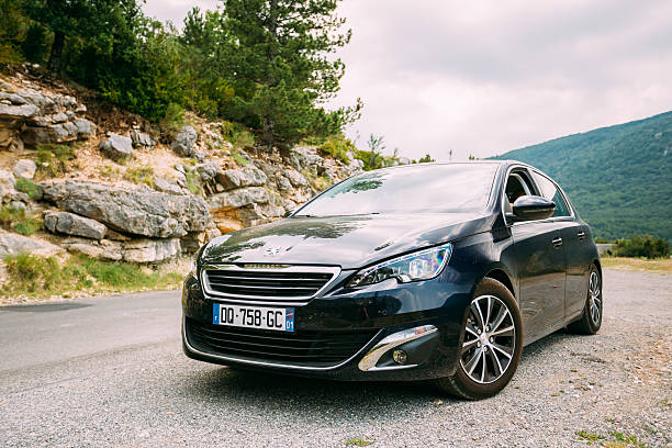 черный цвет peugeot 308 автомобиль на фоне французских горы - peugeot car french culture france стоковые фото и изображения