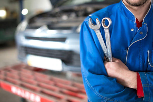 mão de carro com chave mecânica. automático reparo garagem. - work tool wrench spanner industry - fotografias e filmes do acervo