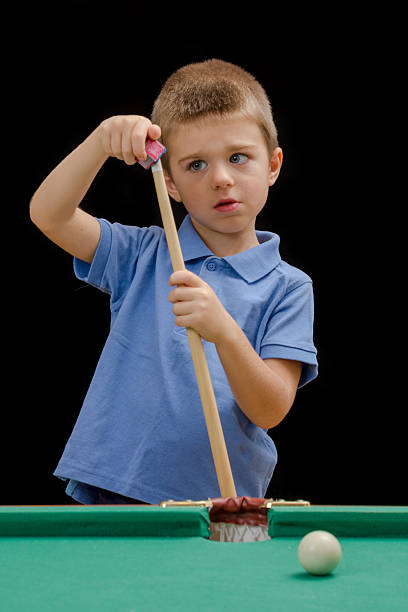 красивый мальчик играет billiard (бассейн) - child sport playing pool game стоковые фото и изображения