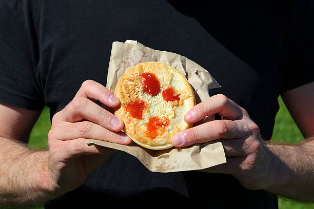 Comer un pastel de carne - foto de stock