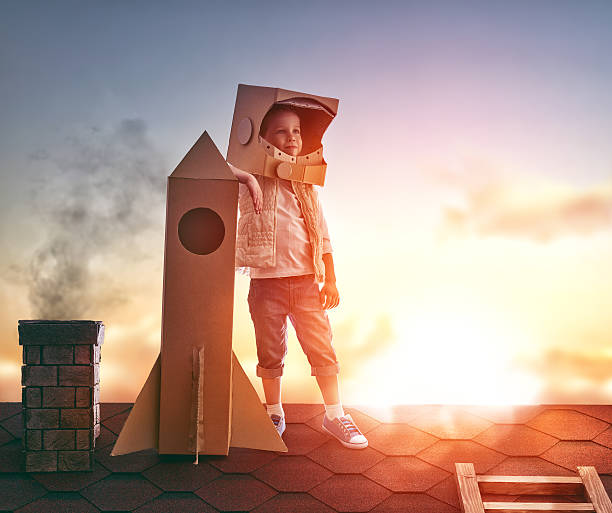 chłopiec gra astronauta - toy spaceship inspiration ideas zdjęcia i obrazy z banku zdjęć